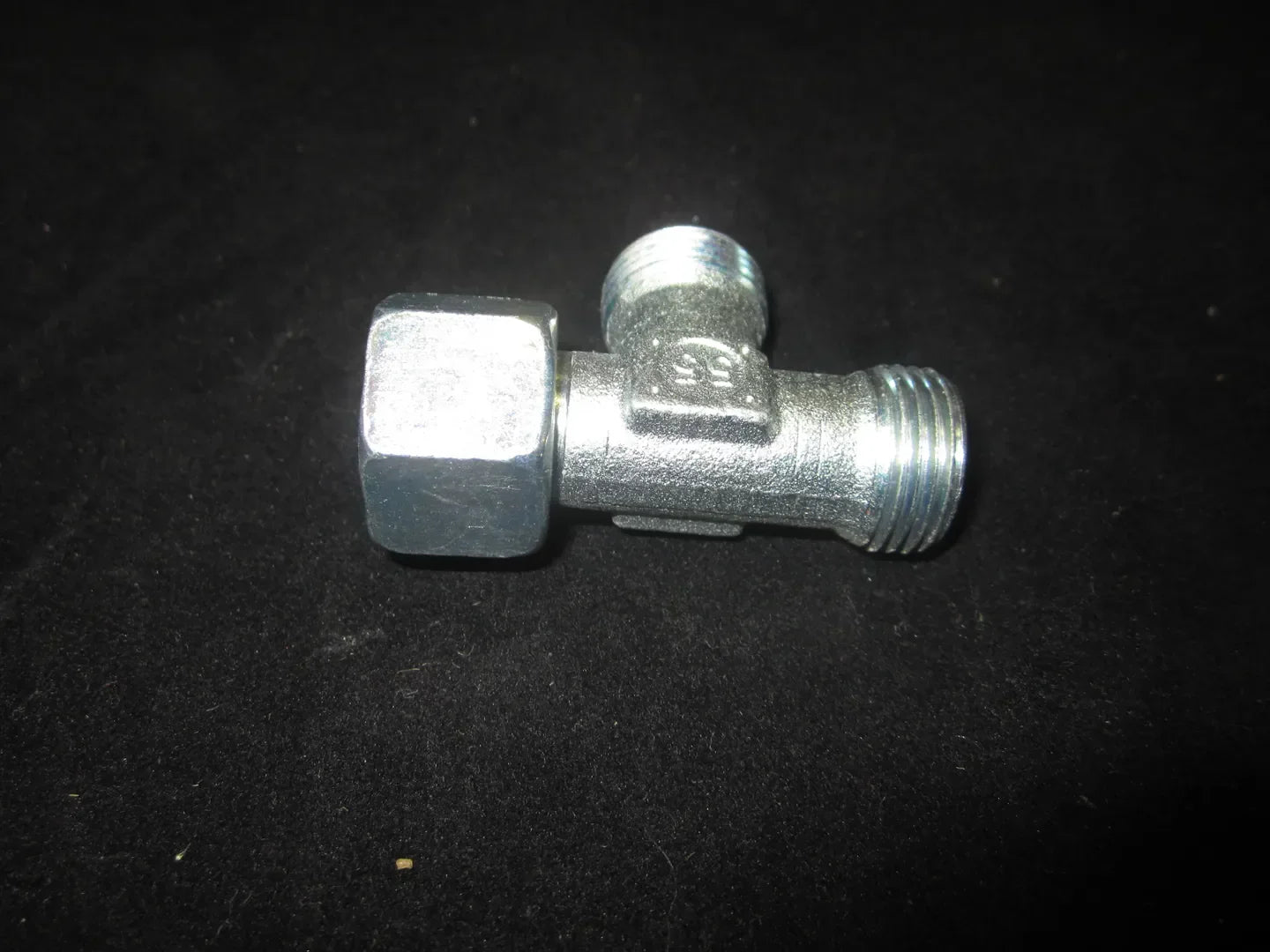 2142204 -12L Sw Nut Run Tee Ftg-Eo | JLG