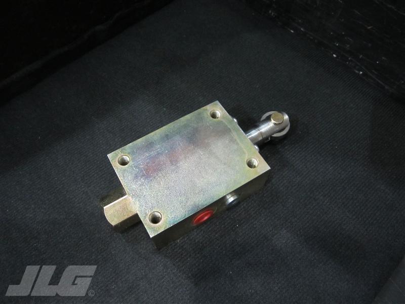 4641265 3 Way Cam Operated P.A. Valve | JLG
